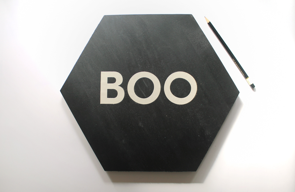 Easy Bat Halloween Plaque You Can Make! Come find this fun diy by @studiokatie & @tombowusa!