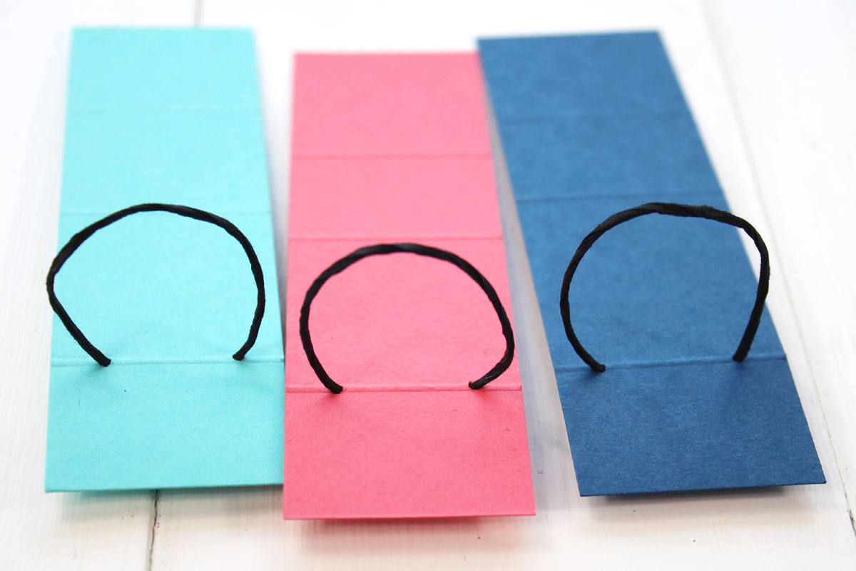Make purse loops on the paper with paper yarn.