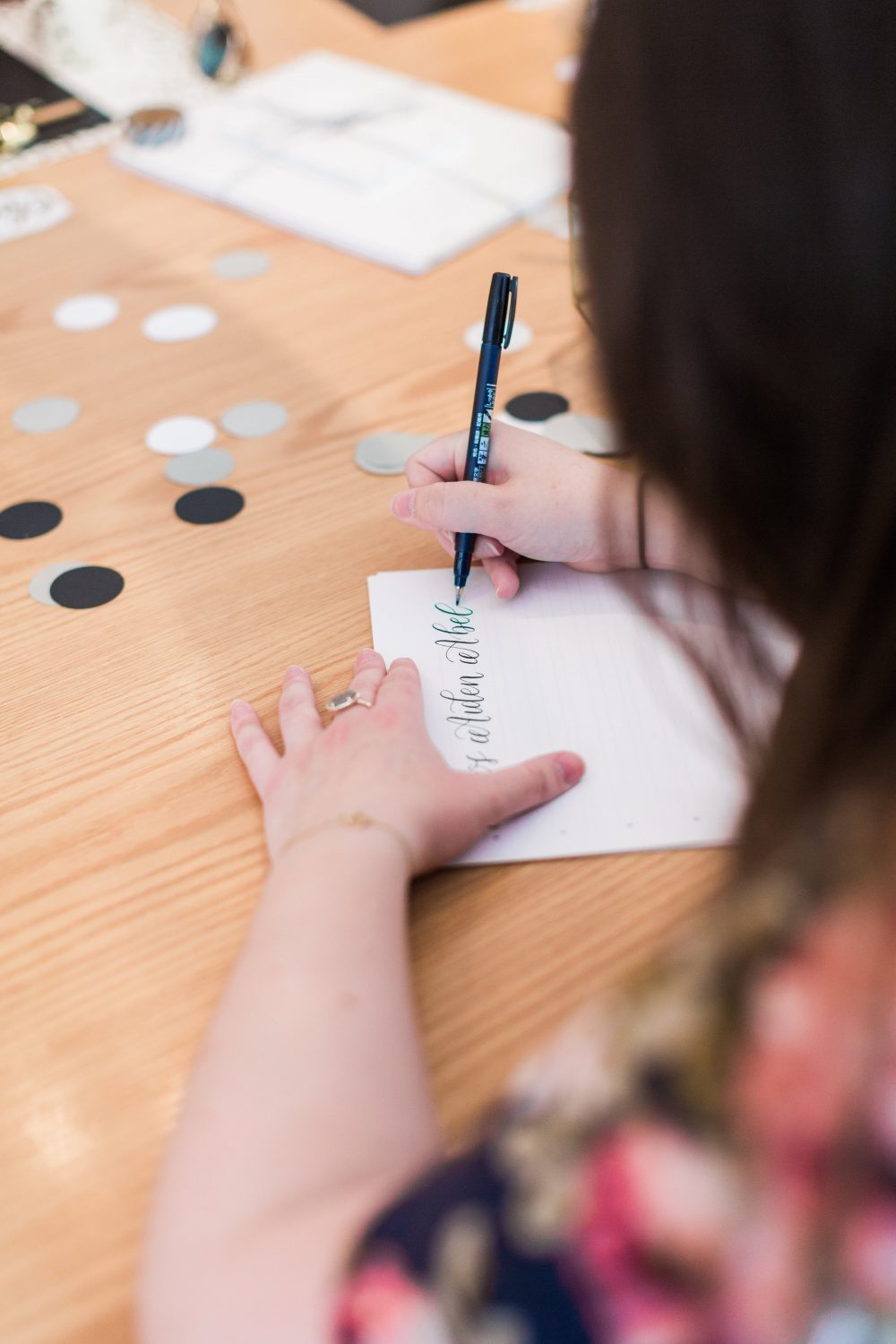 Find out how @paigefirnberg teaches brush lettering workshops using @tombowusa pens!