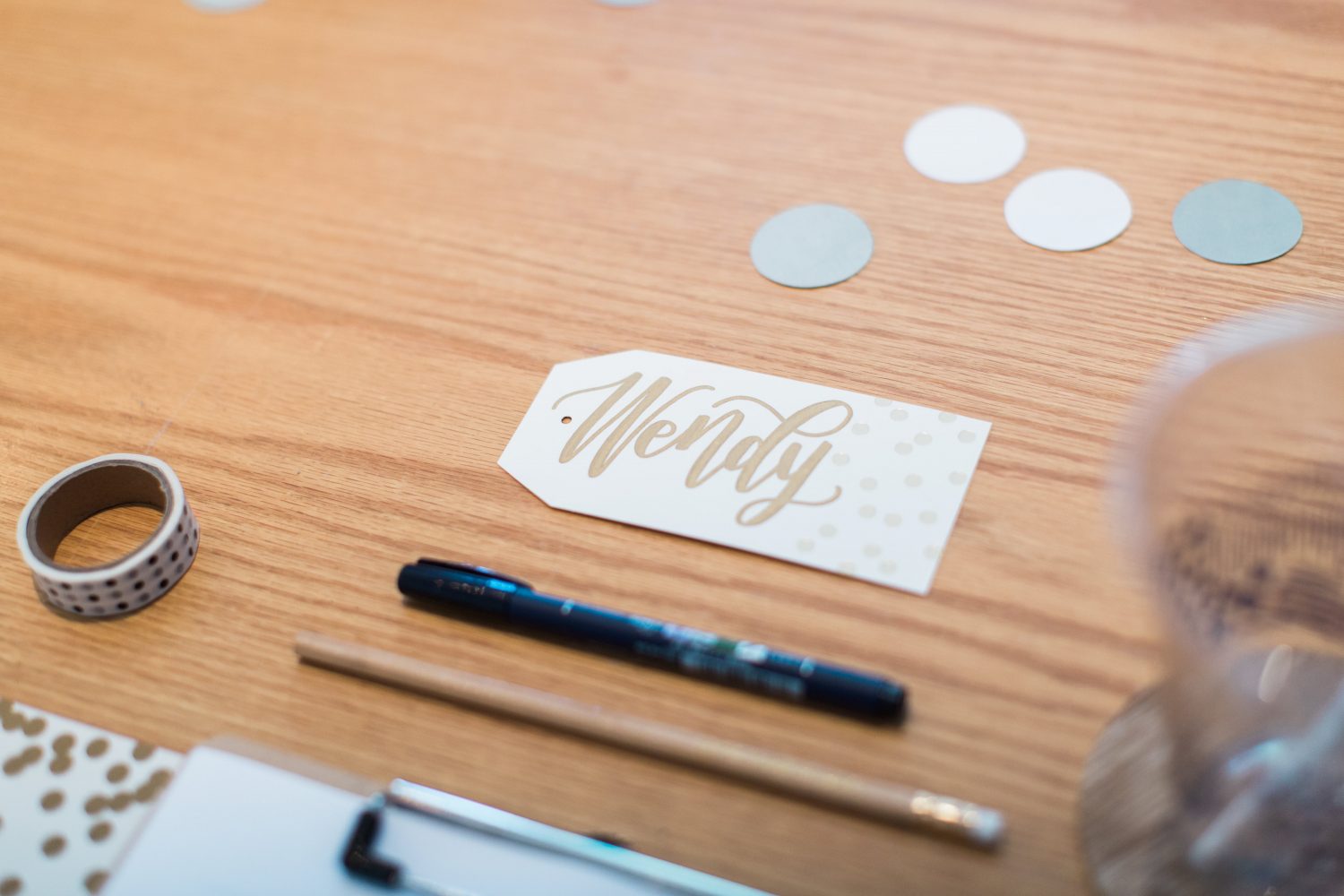 Find out how @paigefirnberg teaches brush lettering workshops using @tombowusa pens!