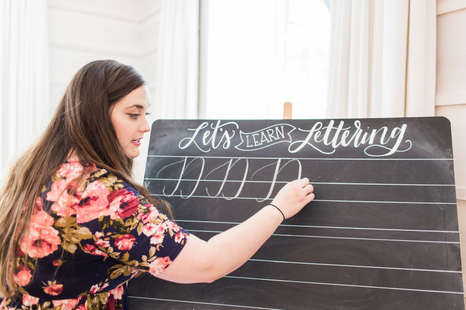 Find out how @paigefirnberg teaches brush lettering workshops using @tombowusa pens!