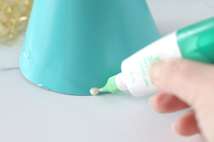 Use Tombow MONO liquid glue and make festive party hats for New Years Eve.