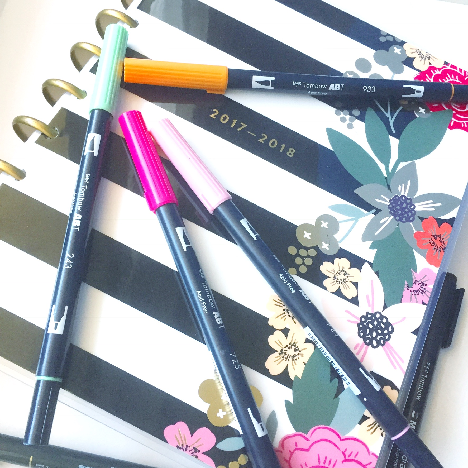 Learn some techniques for how to add color and patterns to your planner with @waffleflower and @tombowusa products. Lauren of @renmadecalligraphy (renmadecalligraphy.com) loves to give lettering and crafting tips! 