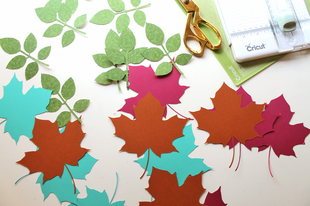 Create this easy Glitter Leaf Banner for your Fall Parties! DIY by @studiokatie for @tombowusa