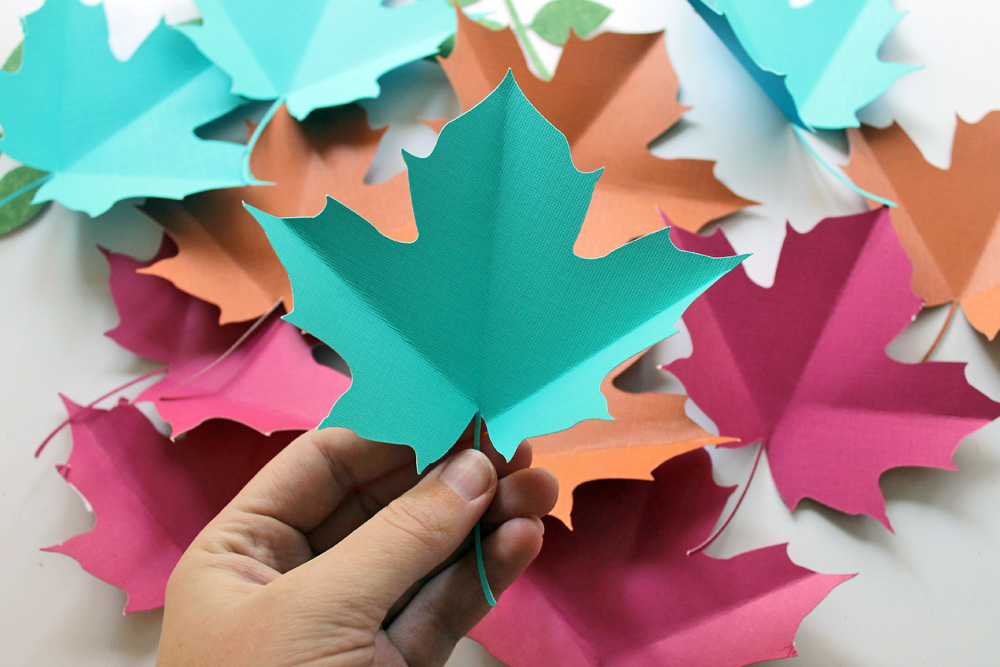 Create this easy Glitter Leaf Banner for your Fall Parties! DIY by @studiokatie for @tombowusa