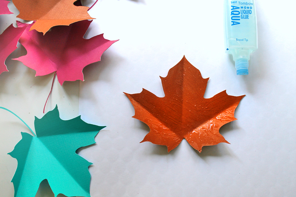 Create this easy Glitter Leaf Banner for your Fall Parties! DIY by @studiokatie for @tombowusa