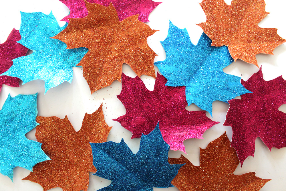 Create this easy Glitter Leaf Banner for your Fall Parties! DIY by @studiokatie for @tombowusa