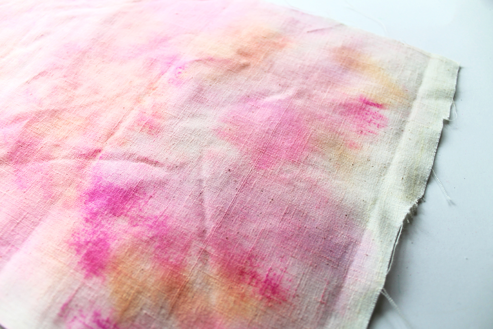 Learn how to dye fabric using @tombowusa Dual Brush Pens with this tutorial by @punkprojects