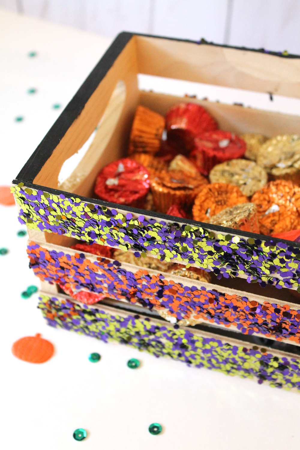 Learn how to create this glittery Trick or Treat Candy Crate in 5 easy steps with @tombowusa and @studiokatie
