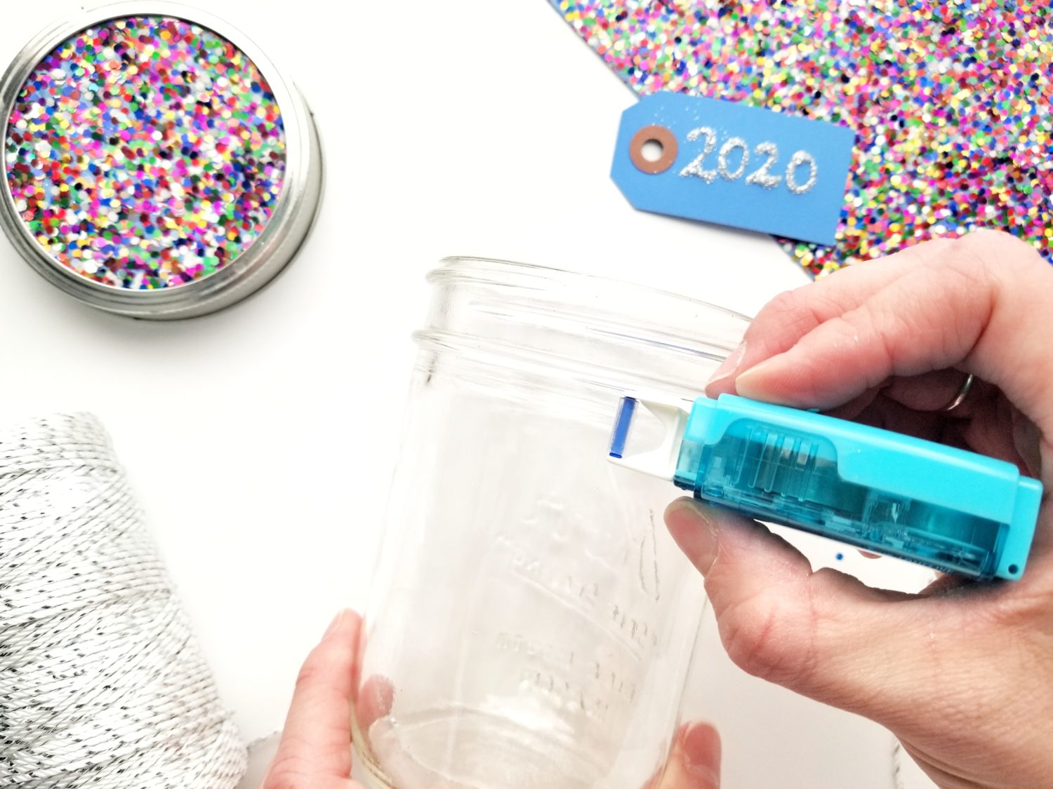 Create a gratitude jar with @graceannestudio, and ring in 2020 with a fresh perspective! @tombowusa
