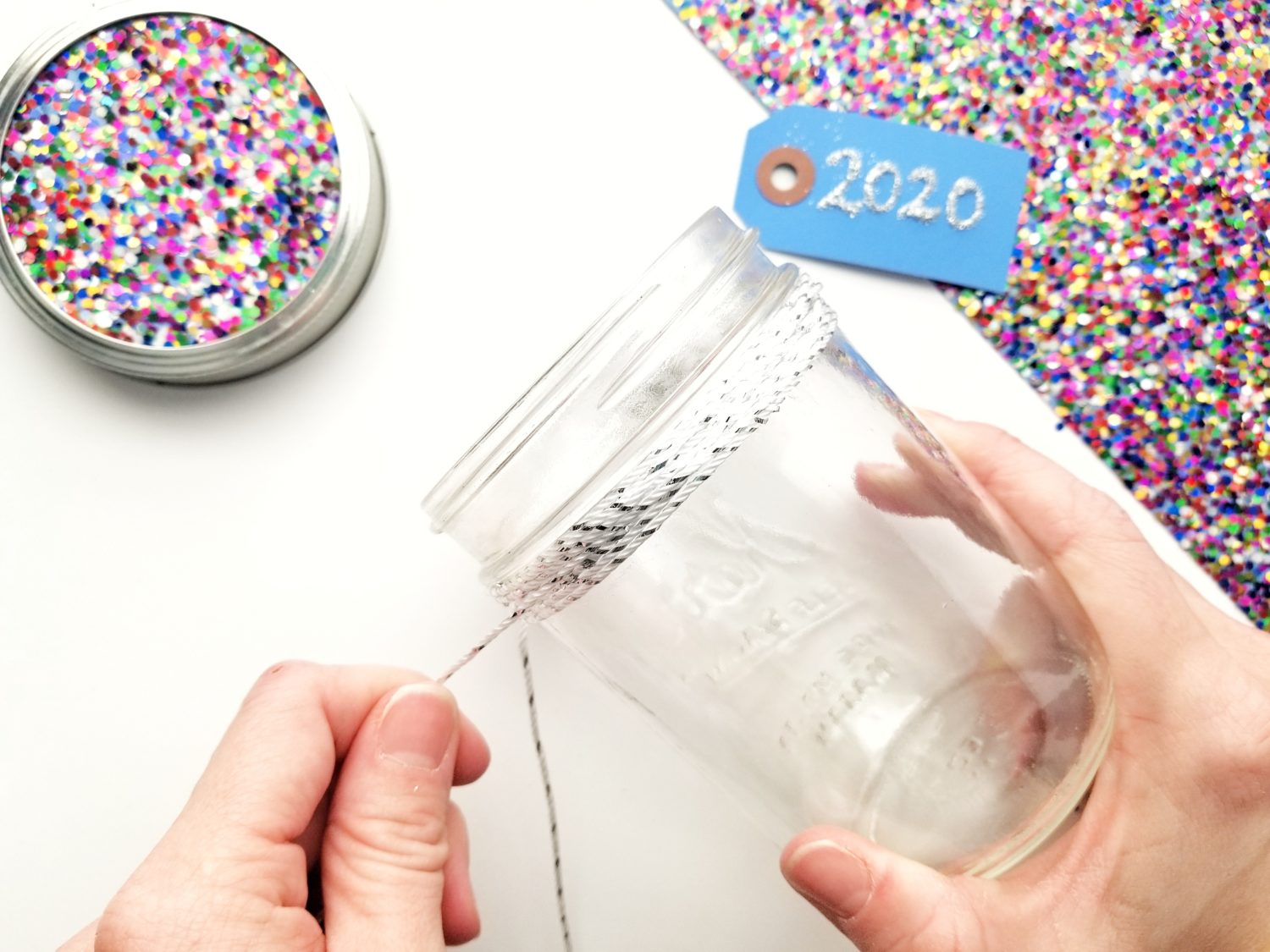 Create a gratitude jar with @graceannestudio, and ring in 2020 with a fresh perspective! @tombowusa